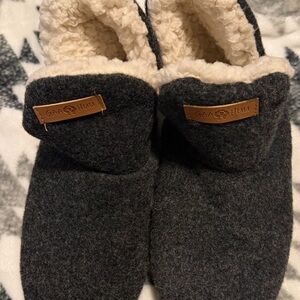 Womens Slippers Size Medium (7-8)